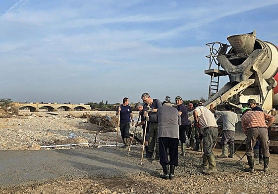 Voluntarios de la Sociedad de Cazadores abren un acceso a Cheste en el barranco del Poyo tras la dana.