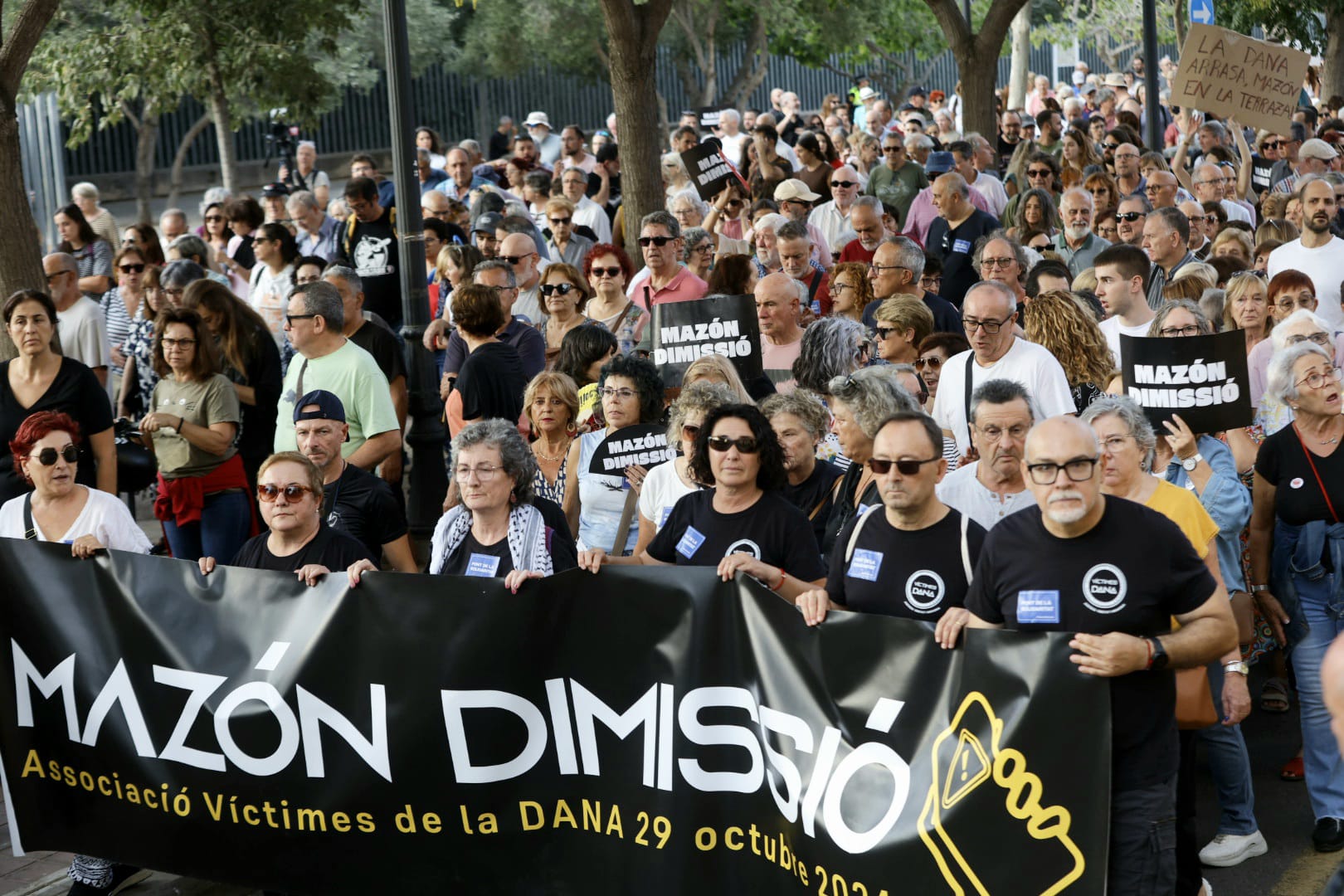 FOTOS | Dos manifestaciones salen desde Paiporta y Valencia para pedir la dimisión de Mazón