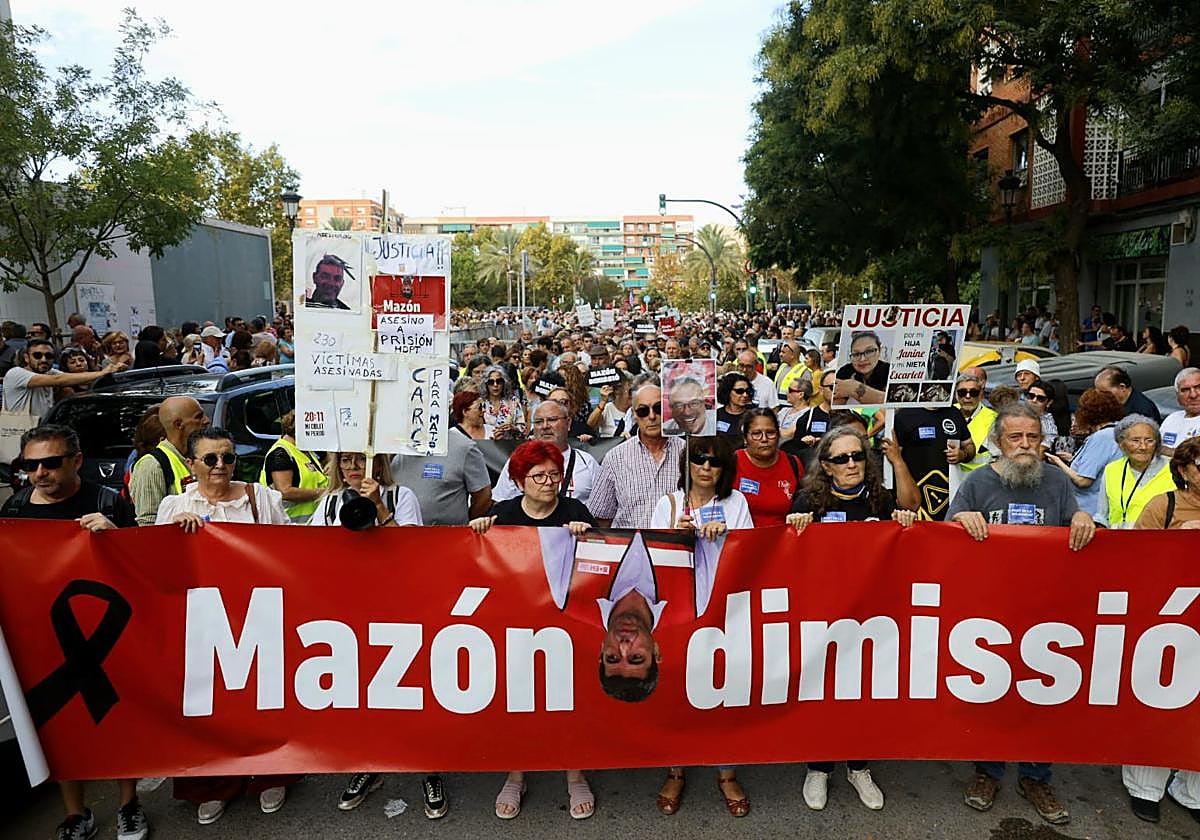 FOTOS | Dos manifestaciones salen desde Paiporta y Valencia para pedir la dimisión de Mazón
