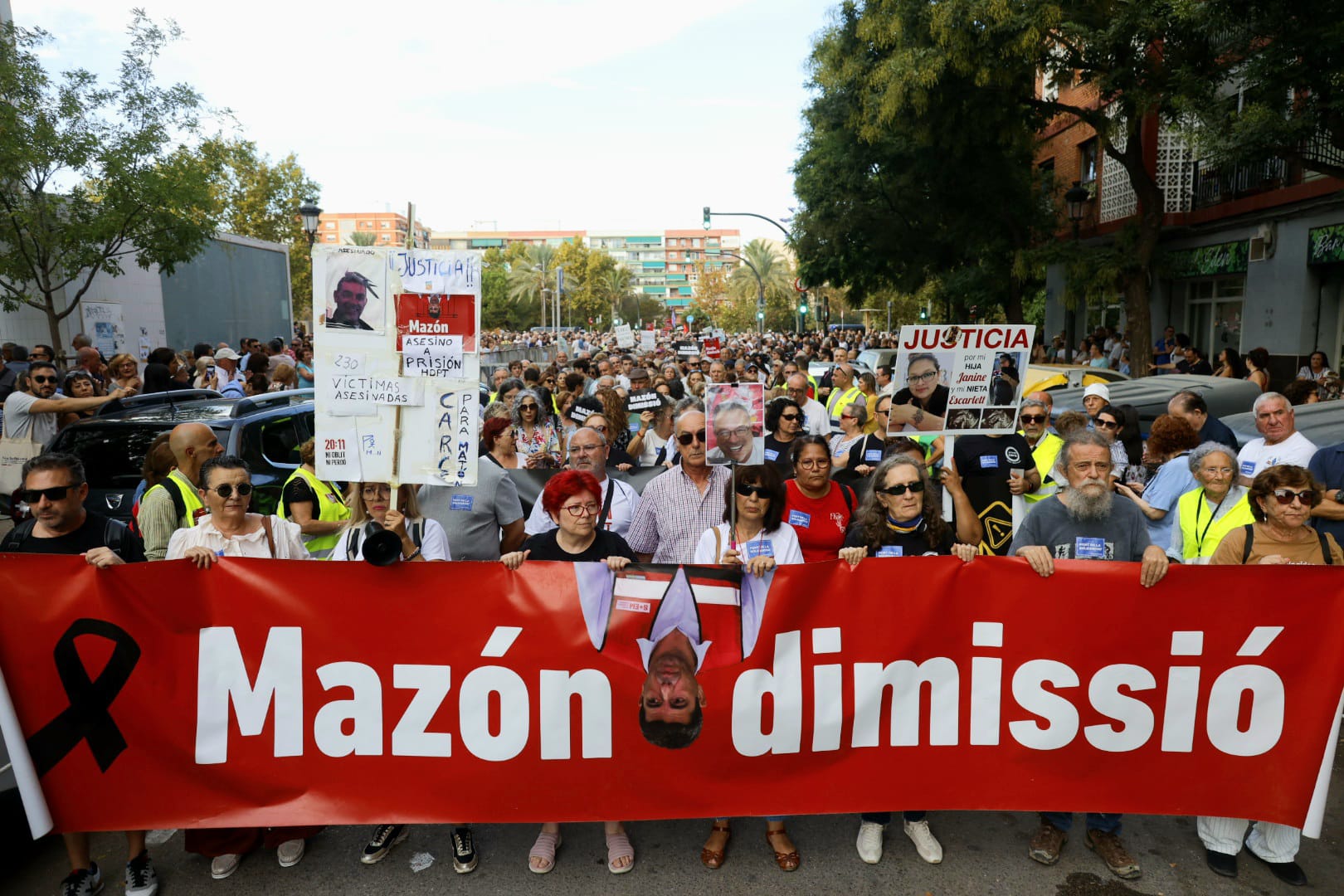 FOTOS | Dos manifestaciones salen desde Paiporta y Valencia para pedir la dimisión de Mazón