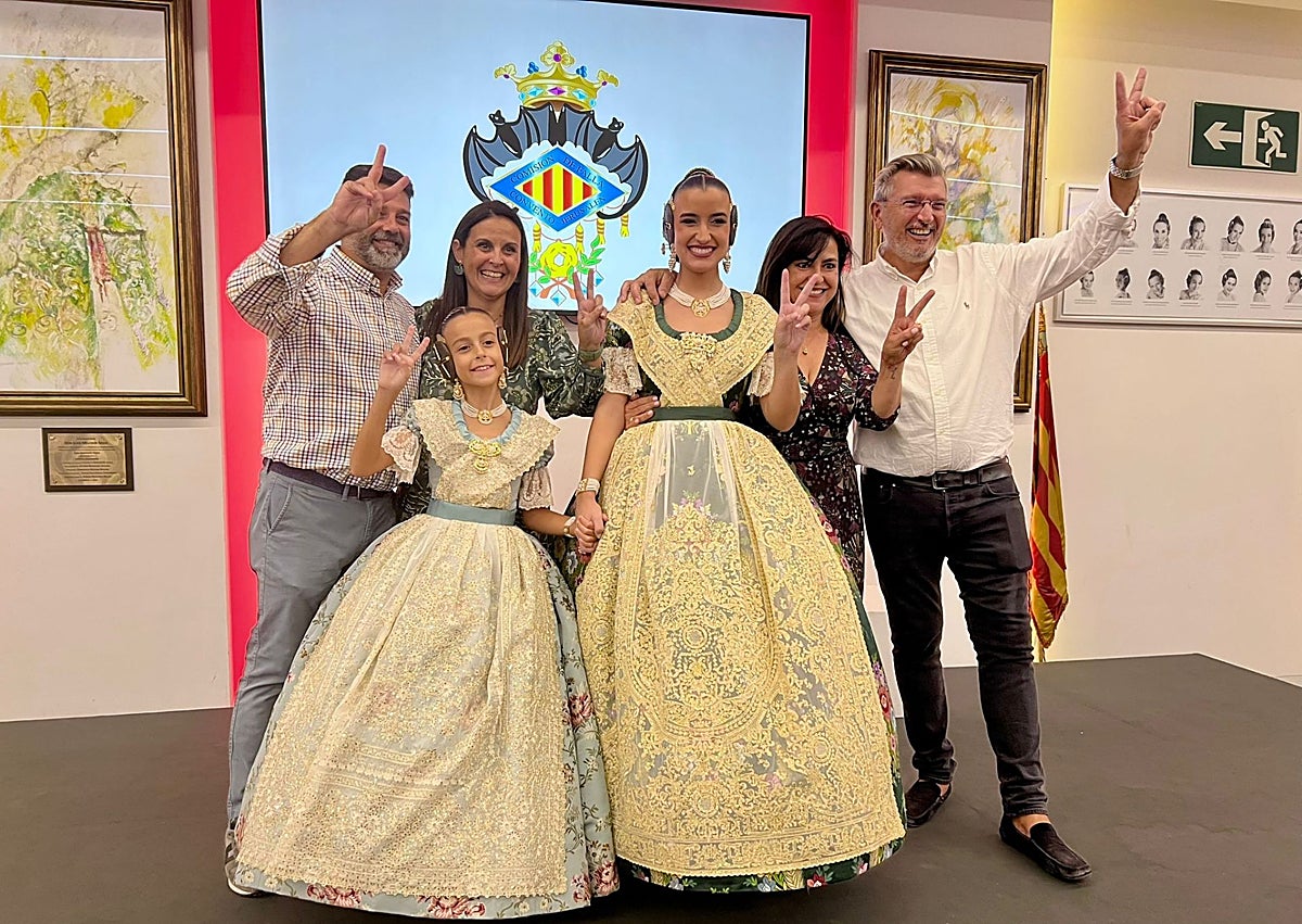 Imagen secundaria 1 - Doblete de Convento, con su presidente, Francisco Segura y con las representantes de 2026, Trinidad Ferrer Roig y Juana Paula Centeno Roig, nietas de Juan Roig y Hortensia Herrero.