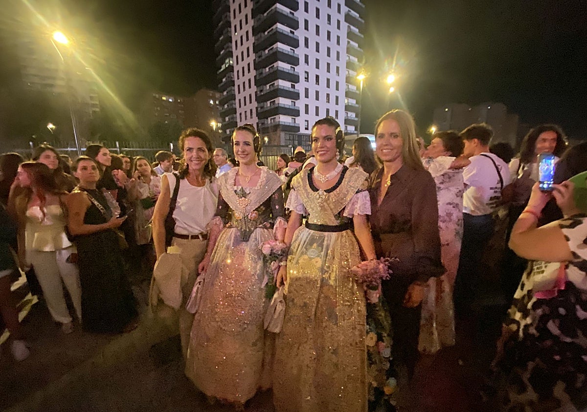 Imagen principal - Daniela Roig y su madre Merche Añón y Laura Llobell, con su madre, Laura López, cortes de 2026 con madres de 1995.
