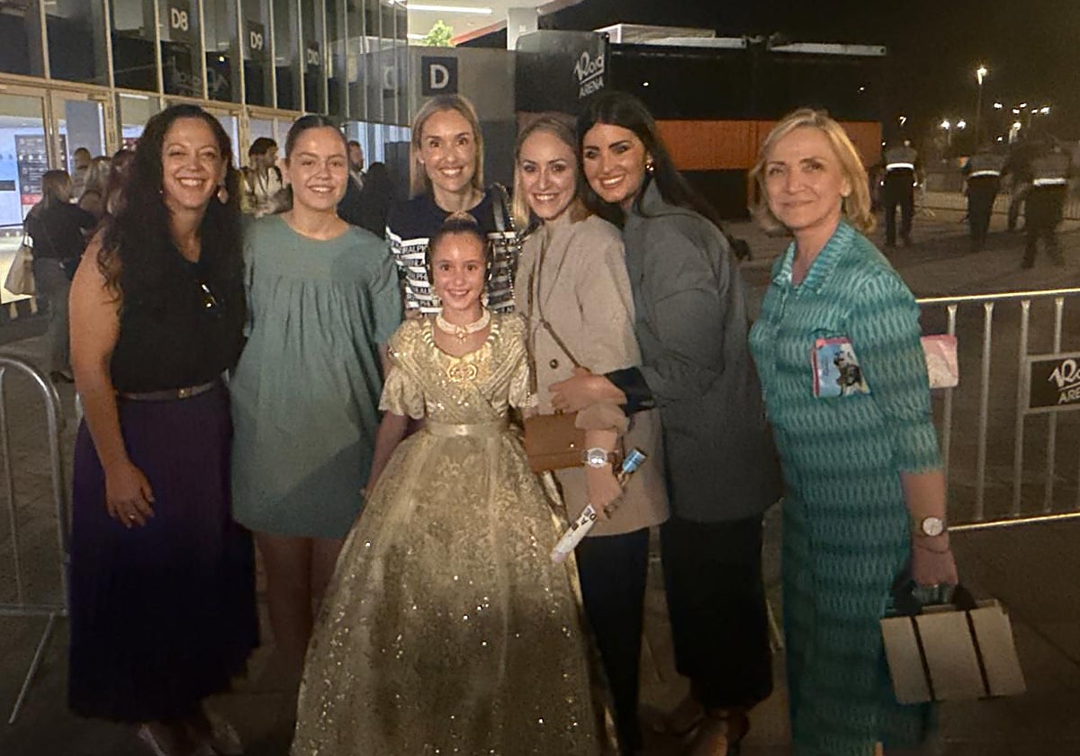 Imagen principal - Daniella Borrego, con su madre Bea Pons y sus compañeras de corte 2011; las cuatro integrantes de la Sey-Xerea-El Mercat y María Mahiques y Zoe Molina, de l'Olivereta.