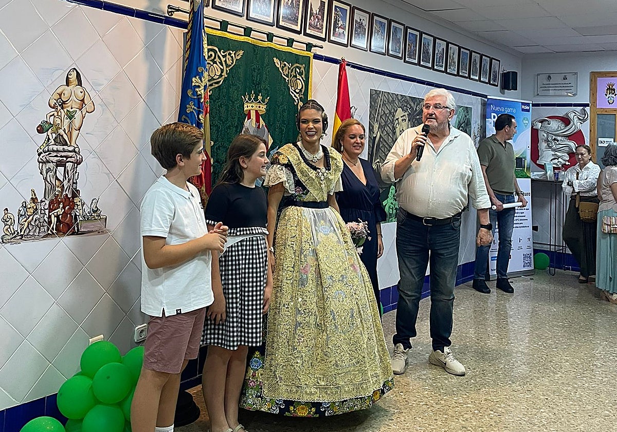 Imagen principal - Gabriel Giménez, presidente de Exposición, dirige un discurso a Laura Llobell.