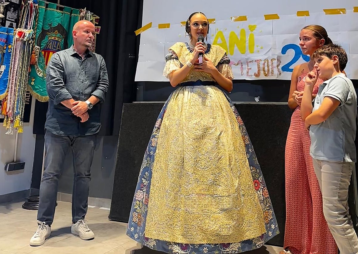 Imagen secundaria 1 - Jimena Noguera y los falleros de Sagunto-San Guillem; Ani Torregrosa dando un discurso en San Vicente-Marvá y Virginia Pulido, de Marqués de Montortal-José Esteve.