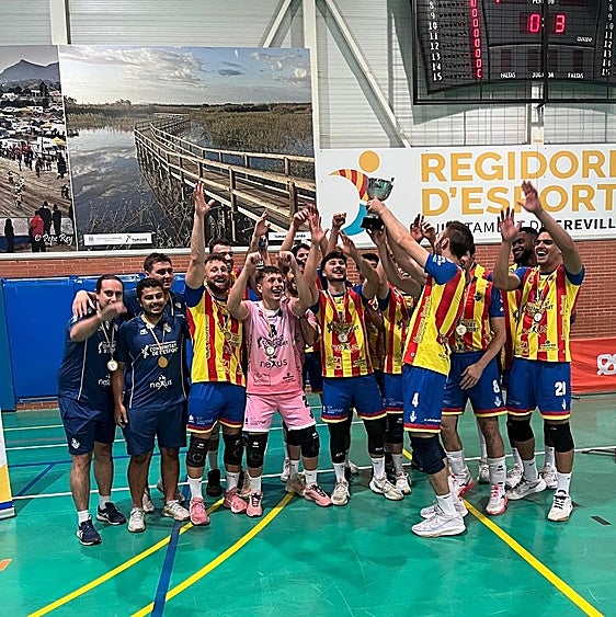 Los jugadores del Léleman Conquerido alzan el trofeo.