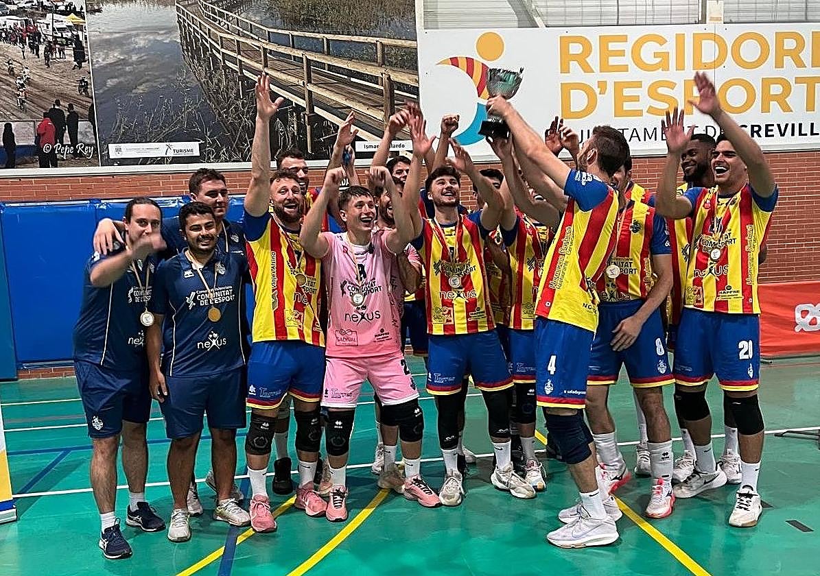 Los jugadores del Léleman Conquerido alzan el trofeo.