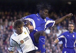 Angulo y Keita, en el Valencia-Oviedo de hace 25 años en Mestalla.