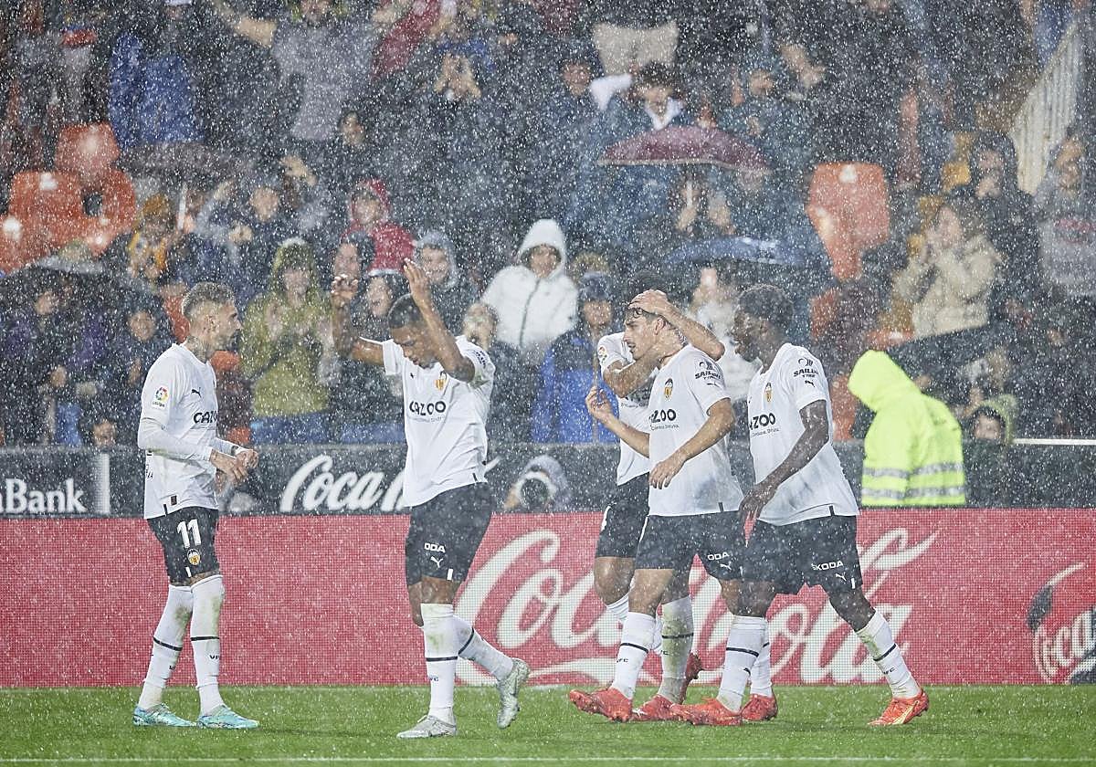 El Valencia, jugando bajo la lluvia en Mestalla, en una imagen de archivo.