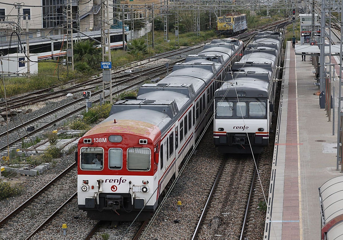Dos trenes de Cercanías en la estación de San Isidro.