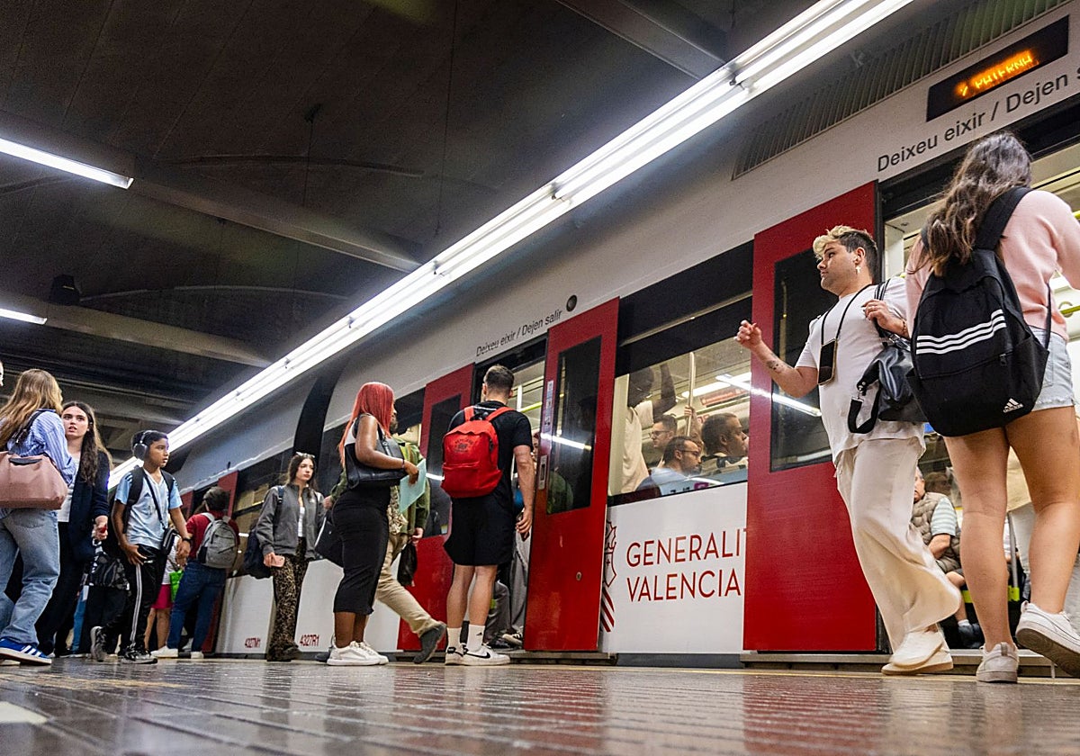 Pasajeros utilizan el servicio de Metrovalencia.
