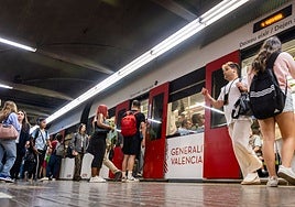 Pasajeros utilizan el servicio de Metrovalencia.