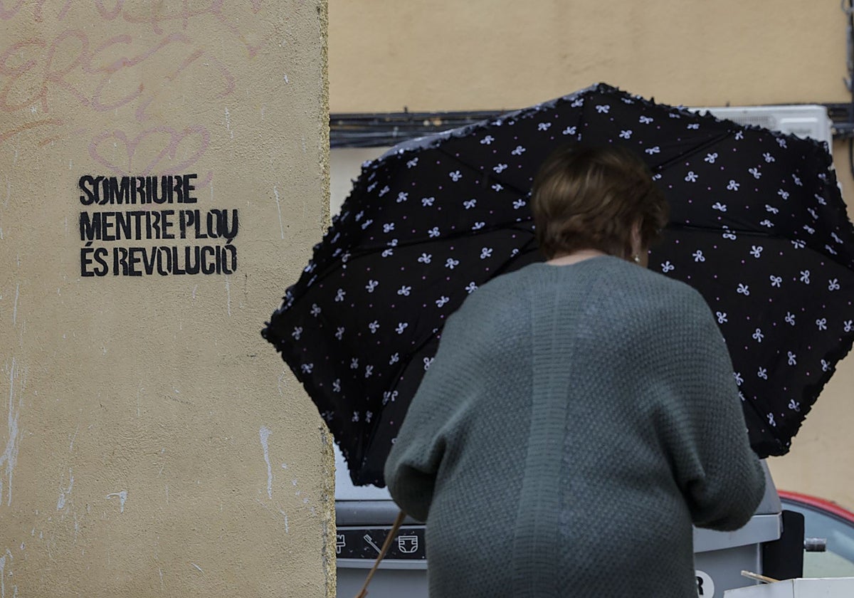Una mujer se resguarda de la lluvia.