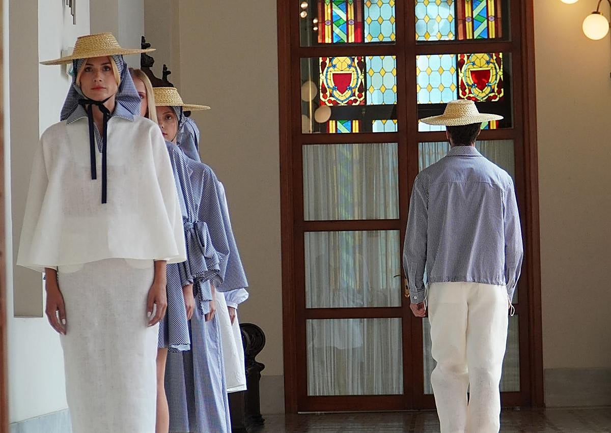 Imagen secundaria 1 - Arriba, Hannibal Laguna saluda tras su desfile en la pasarela madrileña. Abajo, un momento del desfile de Madame Sibarita en la Mediterranea Fashion Week y, a la derecha, diseño de Dolores Cortés en Madrid.