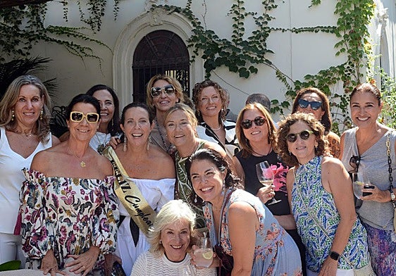 Invitadas al cumpleaños de Cuchita Lluch, que llevaba un vestido blanco y una banda por el aniversario.