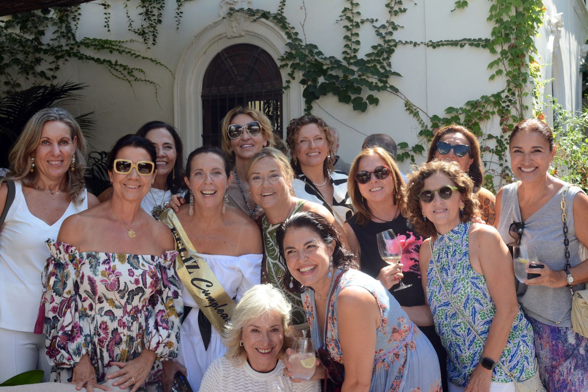 Las amigas que quisieron estar a su lado en un día tan especial.