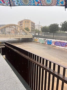 Playas inundadas en Gandia, alcantarillado desbordado y corte de calles tras una tromba que ya supera los 200 litros