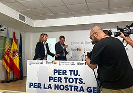 Los consellers Camarero y Gómez antes de la comparecencia.