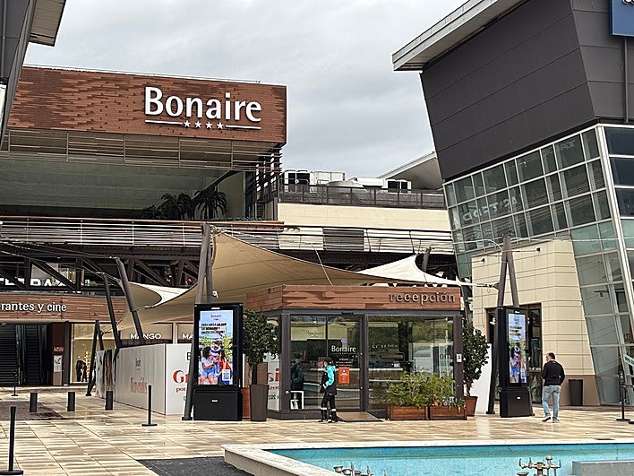 El centro comercial de Aldaya, casi desierto en su apertura este lunes.