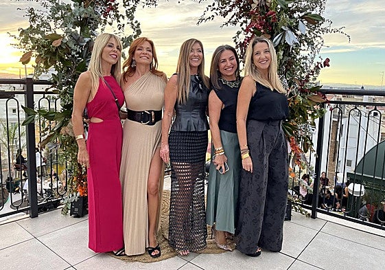 Asistentes a la inauguración de la terraza de Atenea Sky.