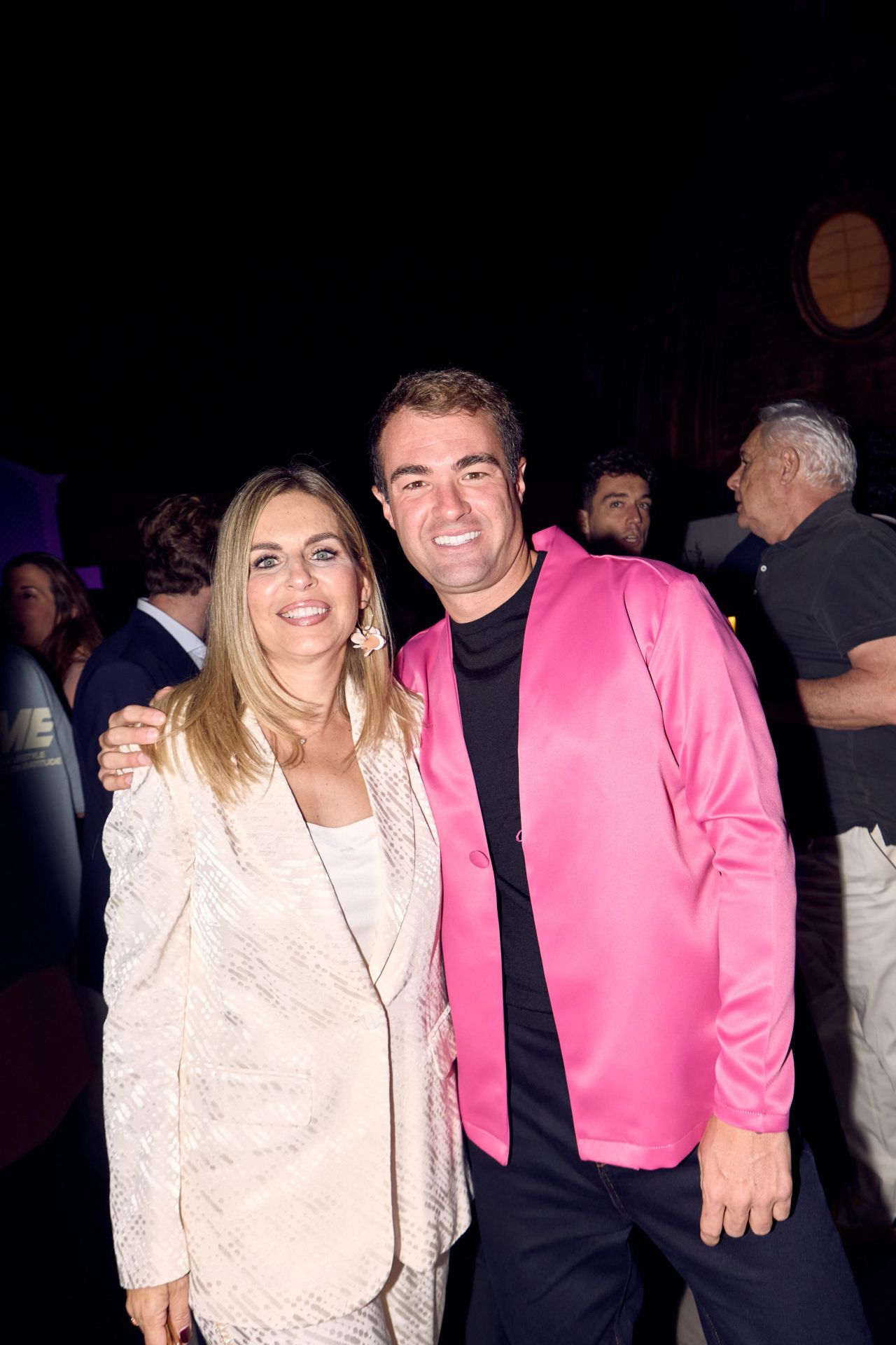 Sifgfrido Serra se animó a vestir de negro y una americana de color fucsia.