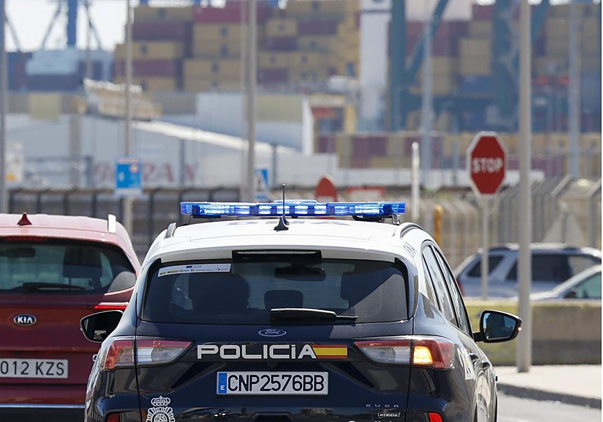 Un coche patrulla de la Policía Nacional circula por el recinto portuario.