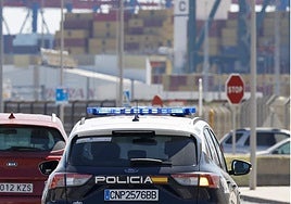 Un coche patrulla de la Policía Nacional circula por el recinto portuario.