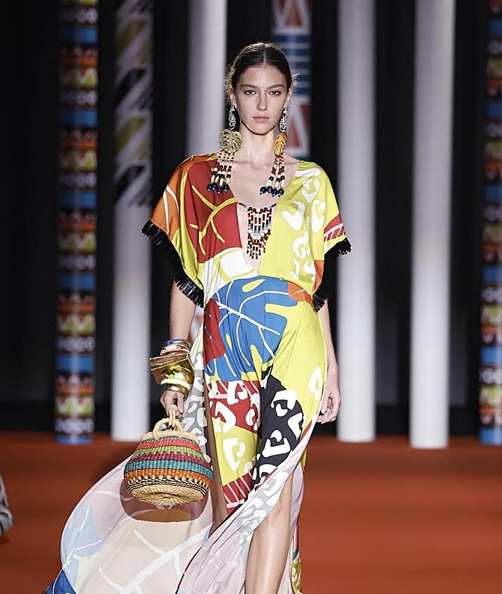 Imagen secundaria 2 - Arriba, Hannibal Laguna saluda tras su desfile en la pasarela madrileña. Abajo, un momento del desfile de Madame Sibarita en la Mediterranea Fashion Week y, a la derecha, diseño de Dolores Cortés en Madrid.