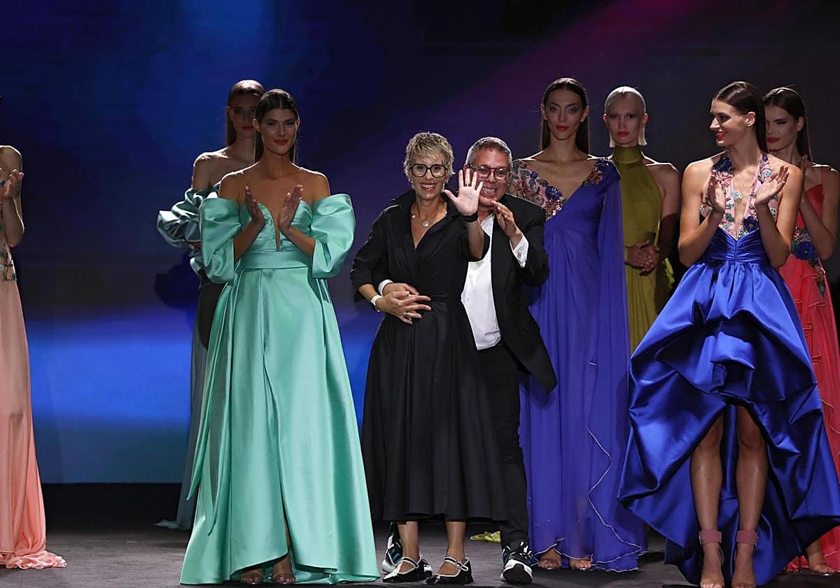 Imagen principal - Arriba, Hannibal Laguna saluda tras su desfile en la pasarela madrileña. Abajo, un momento del desfile de Madame Sibarita en la Mediterranea Fashion Week y, a la derecha, diseño de Dolores Cortés en Madrid.