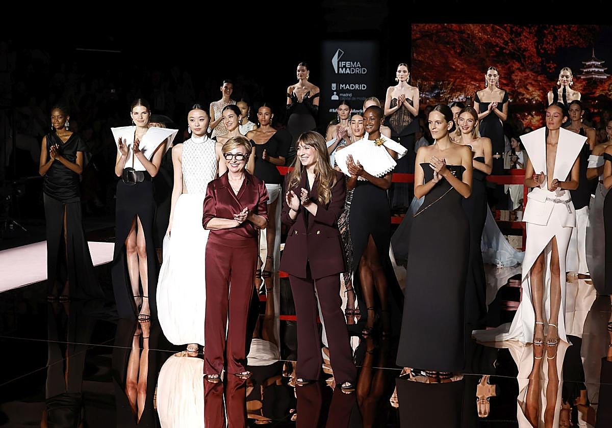 Isabel Sanchis y Paula Maiques, tras el desfile en la Mercedes Benz Fashion Week de Madrid.