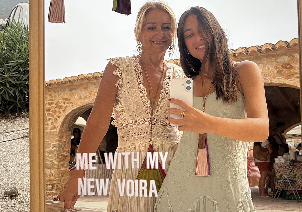 Imagen principal - Arriba, Empar Hoyo y su madre en un mercadillo. Abajo, el proceso de los abanicos de Voira, muy artesanal.