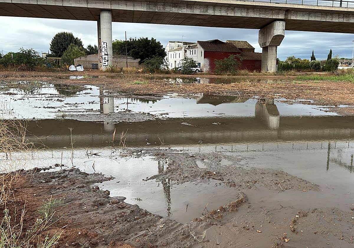 Inmediaciones de la V-30 con parte del caudal desbordado.