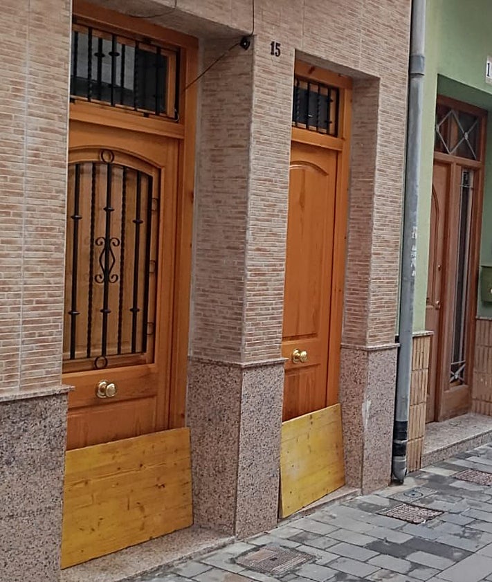 Imagen secundaria 2 - Puente del Ayuntamiento, paradas cerradas en el mercado y tablas colocadas en la calle Constitución. 