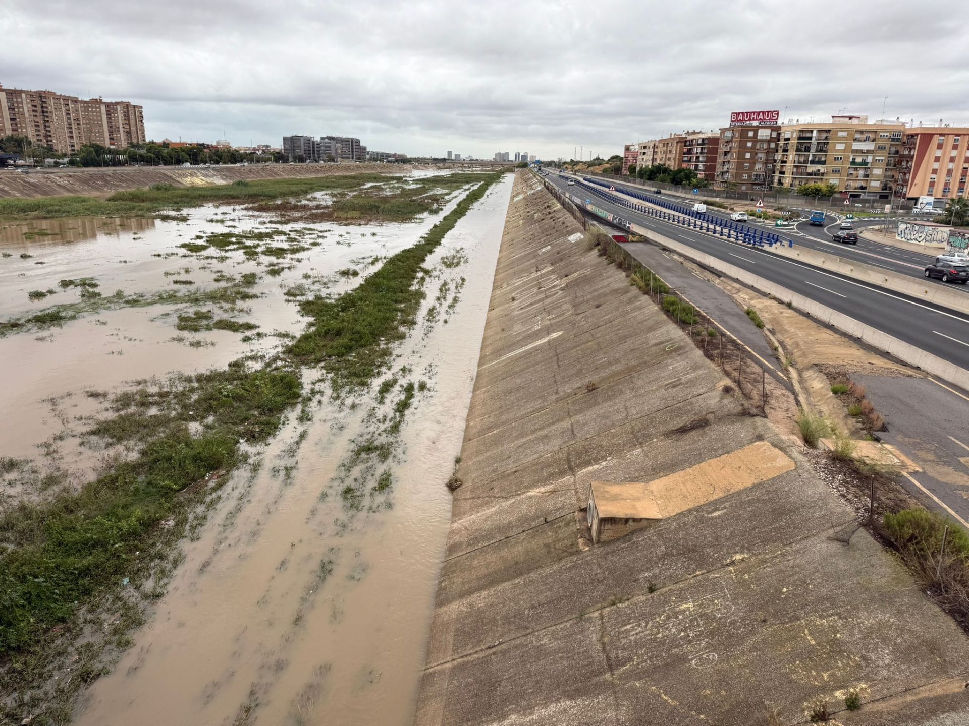 El agua vuelve al nuevo cauce del Túria a su paso por la V-30