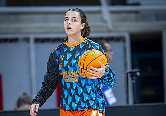 Elena Buenavida, en un calentamiento de un partido del Valencia Basket.
