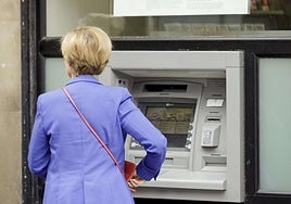 Detenido un hombre en Alicante por estafar a ancianos en cajeros bancarios con el método de la siembra