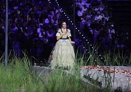 Llegada a la pasarela de Laura Llobell, una de las candidatas a fallera mayor de Valencia 2026.