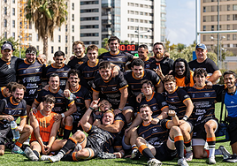 Los jugadores de Les Abelles, celebrando el triunfo.