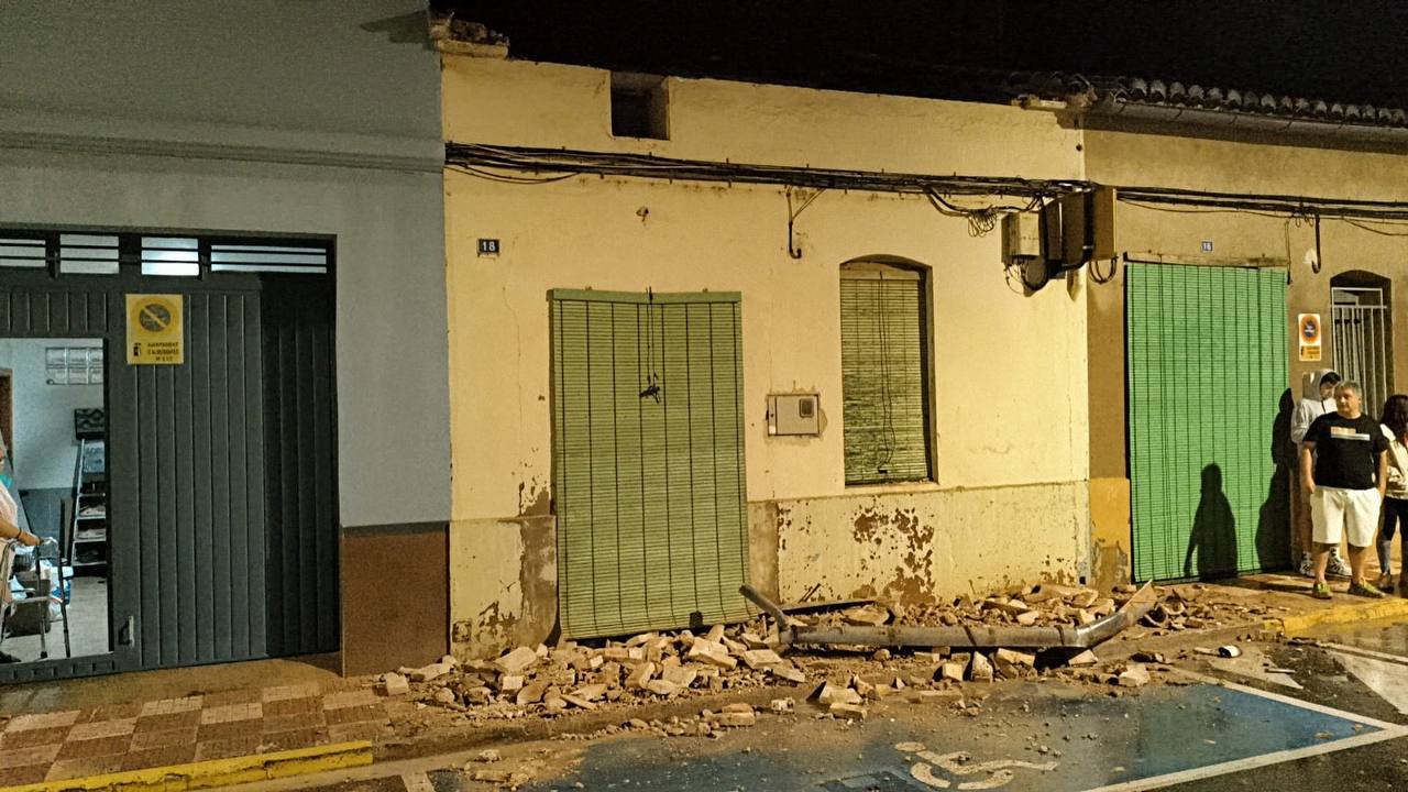 Los restos de la canaleta y del voladizo que se han desprendido por las intensas lluvias.