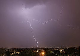 Imagen de archivo de una tormenta nocturna.