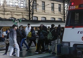 Viajeros acceden a un tren de Cercanías.