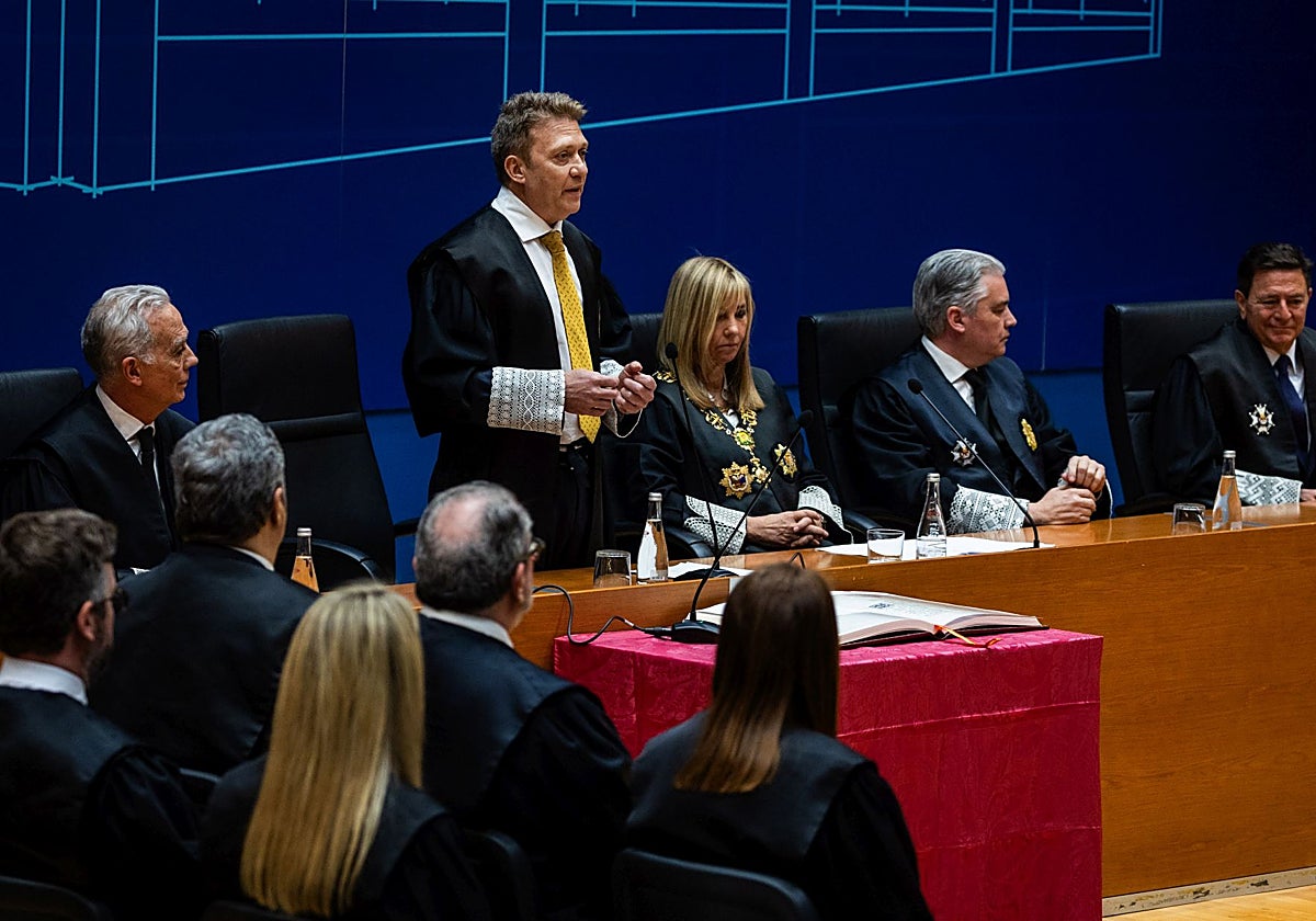 Manuel Baeza, de pie al tomar posesión como presidente del TSJ.