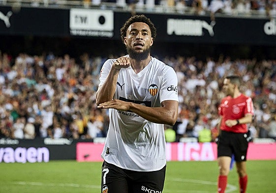 Arnaut Danjuma celebra un gol contra el Getafe en Mestalla.