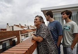 Laura Ferrando, en la terraza de su casa, acompañada de sus hijos Mario y Javier.
