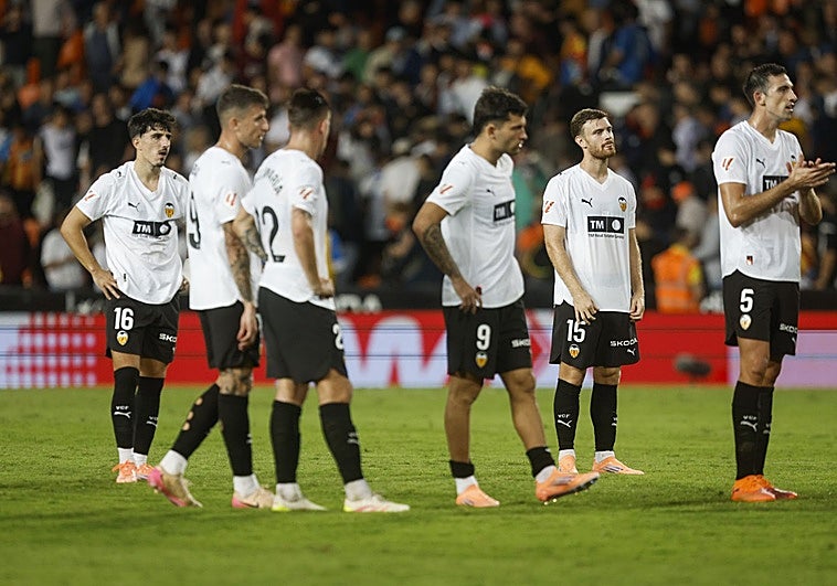 Los jugadores del Valencia, tras el final del partido.