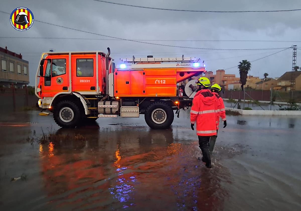 Bomberos en la zona del Mareny de Barraquetes durante el lunes.