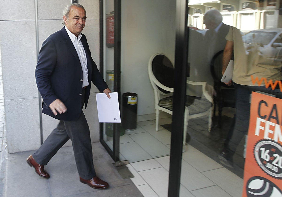 Társilo Piles, presidente de la Fundación en 2009, entra en la sede.