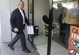 Társilo Piles, presidente de la Fundación en 2009, entra en la sede.