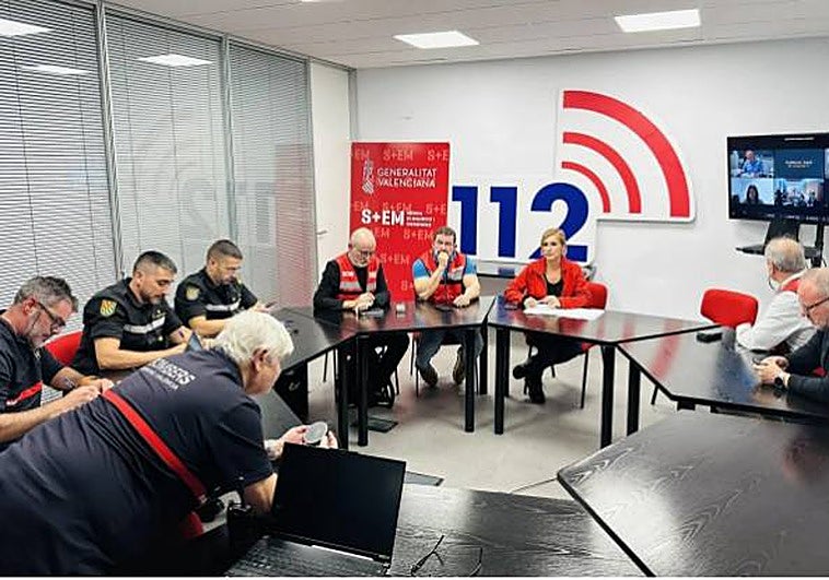 Un instante de la reunión de Emergencias en el centro de L'Eliana.