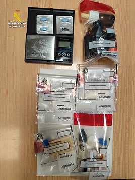 Material que llevaba el detenido para la venta de droga.